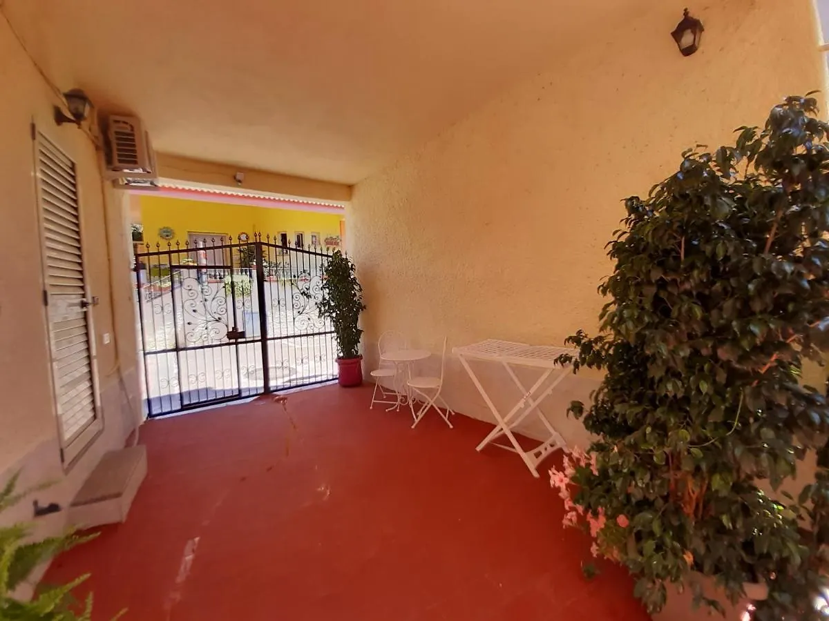 Affittacamere Le Rondini Domus De Maria Guest house