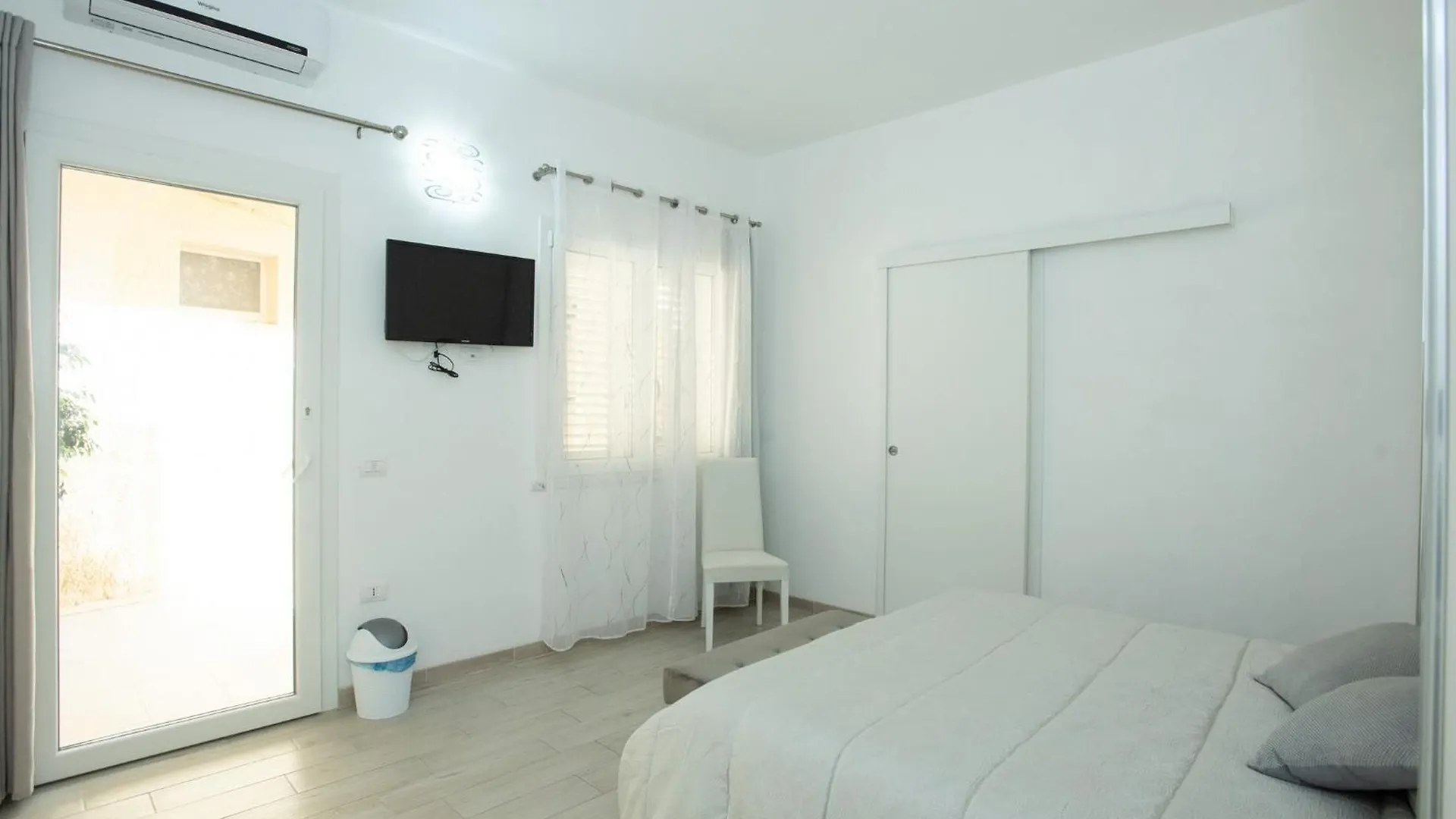 Affittacamere Le Rondini Domus De Maria Guest house