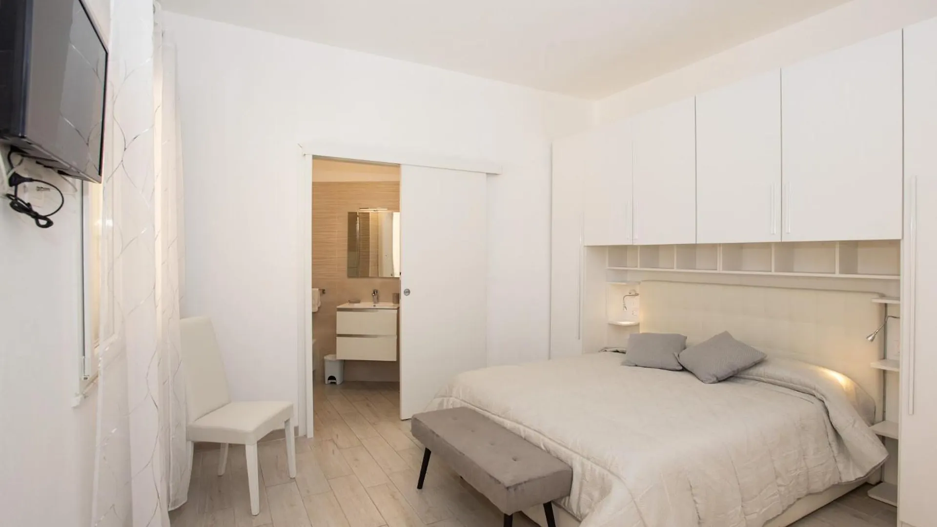 Affittacamere Le Rondini Domus De Maria 0*,  Italy