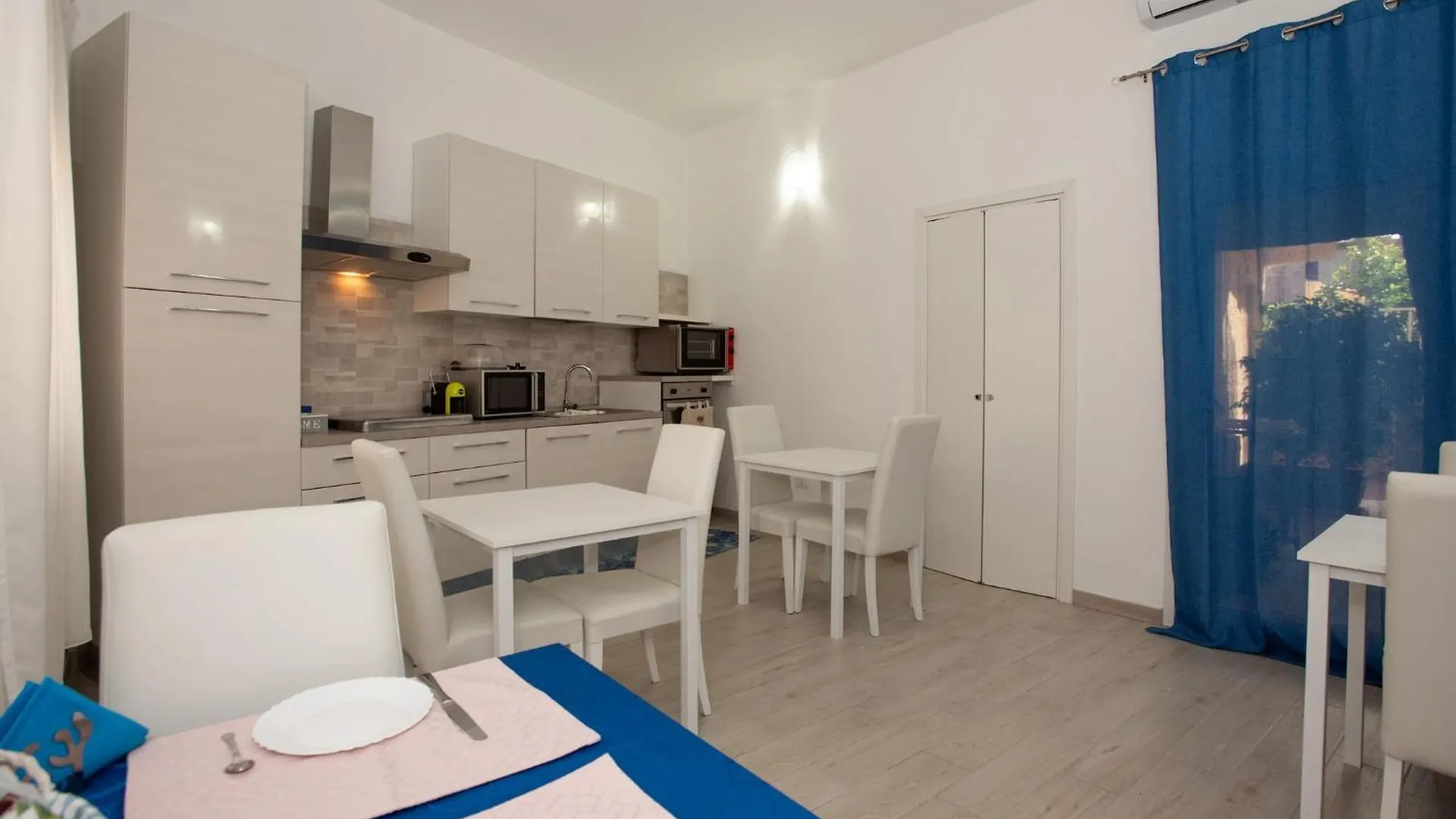 Affittacamere Le Rondini Domus De Maria Ιταλία
