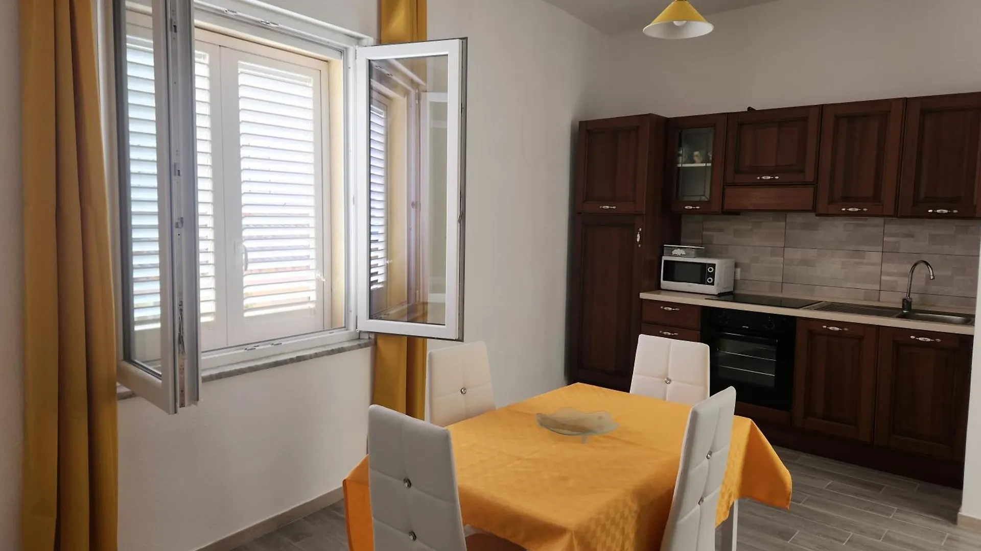 Affittacamere Le Rondini Domus De Maria