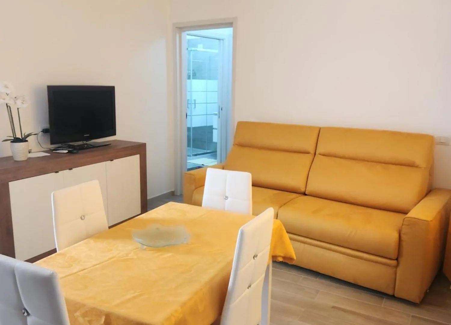 Affittacamere Le Rondini Domus De Maria Guest house